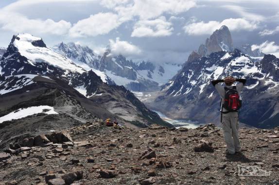 No alto da Loma del Pliegue Tumbado, maravilhado com a grandiosidade da paisagem do Parque Nacional Los Glaciares, em El Chaltén, na patagônia argentina